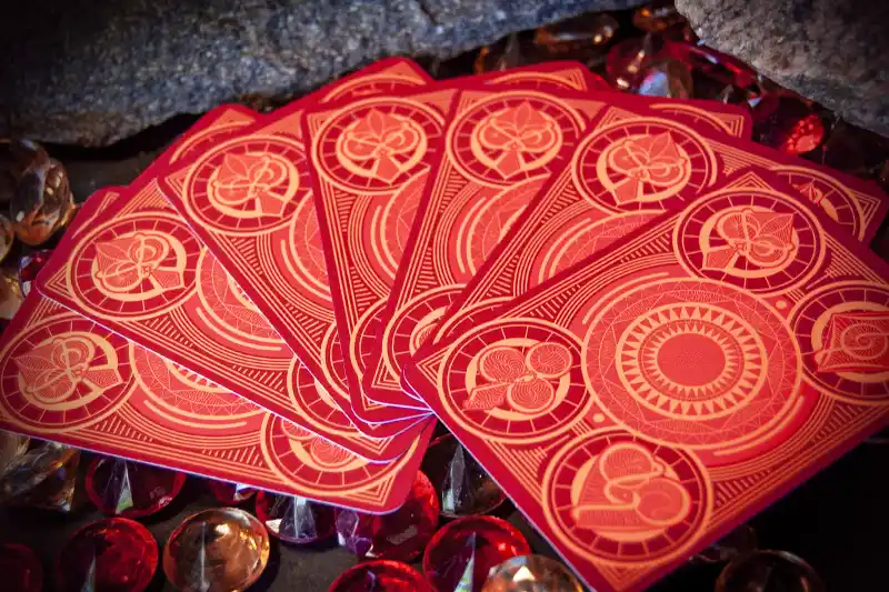 The reverse of the cards is a subtle combination of rich ornamentation with a finesse that takes care of each detail. Not a single line is random here - everything has been carefully thought out and made with the greatest precision.