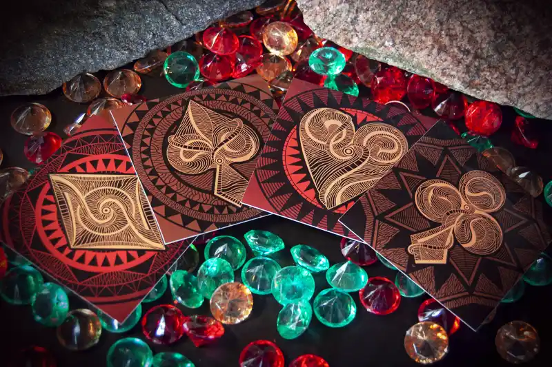 For the Enchanted gems: Emerald & Ruby set, we have also designed small gifts in the form of bookmarks and stickers with motifs taken from our decks.